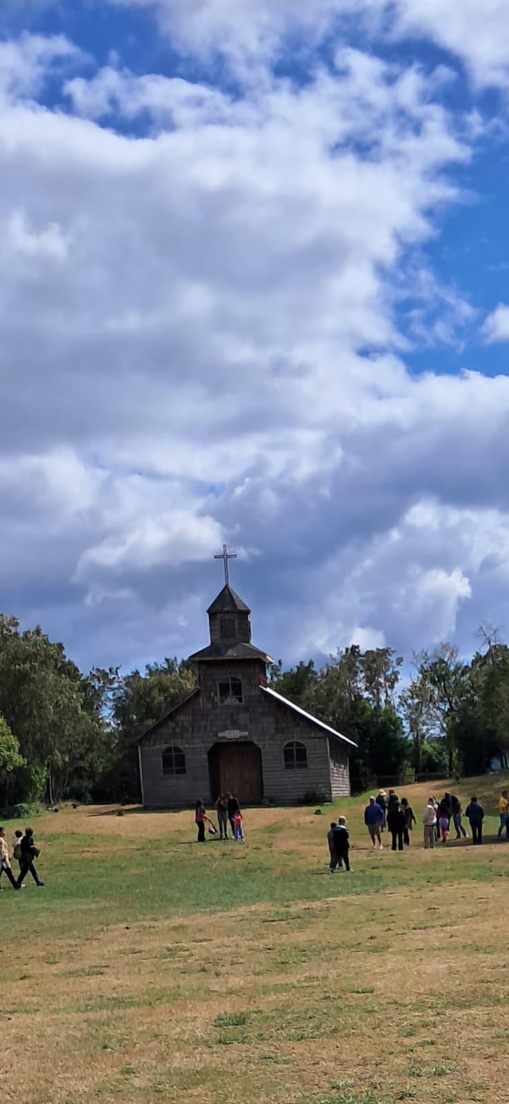Iglesia bajo cielo nublado